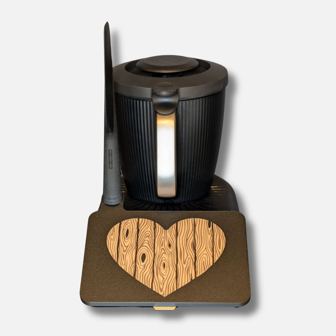 Displayschutz für Thermomix TM7 mit rustikalem Holz-Herz Design auf Küchenarbeitsplatte