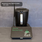 Thermomix TM7 mit montiertem Displayschutz Hexenkessel mit Spatelhalterung