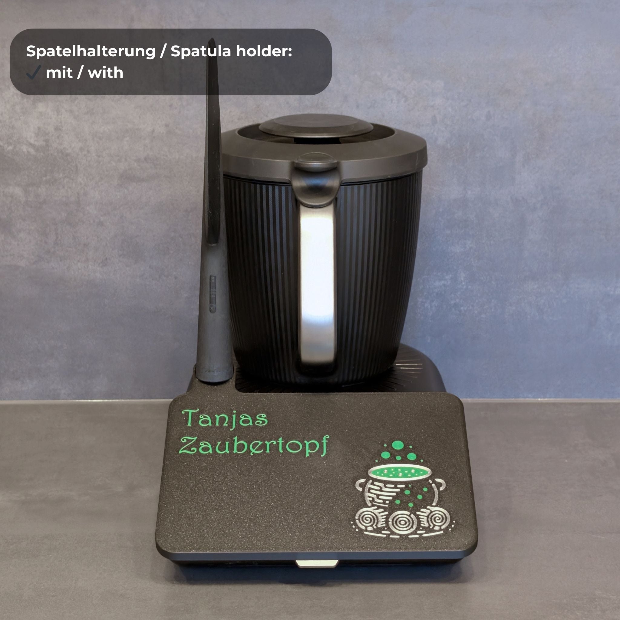 Thermomix TM7 mit montiertem Displayschutz Hexenkessel mit Spatelhalterung