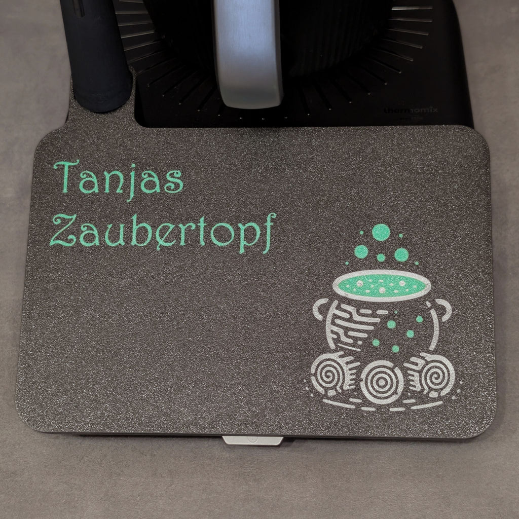 Display Abdeckung TM7 Hexenkessel - Nahaufnahme des Motivs mit Schriftzug