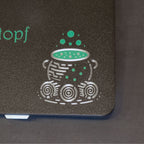 Display Abdeckung TM7 Hexenkessel - Nahaufnahme des Motivs mit Schriftzug