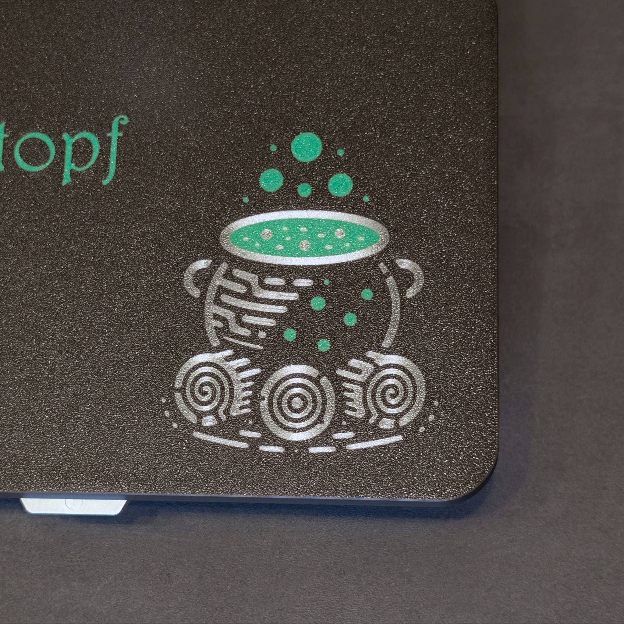 Display Abdeckung TM7 Hexenkessel - Nahaufnahme des Motivs mit Schriftzug