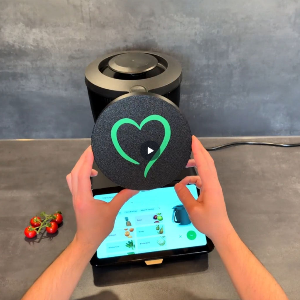 Anwendung der 2-in-1 Wiegeplatte für Thermomix TM7 – Wiegen von Zutaten auf Basis und Mixtopf.