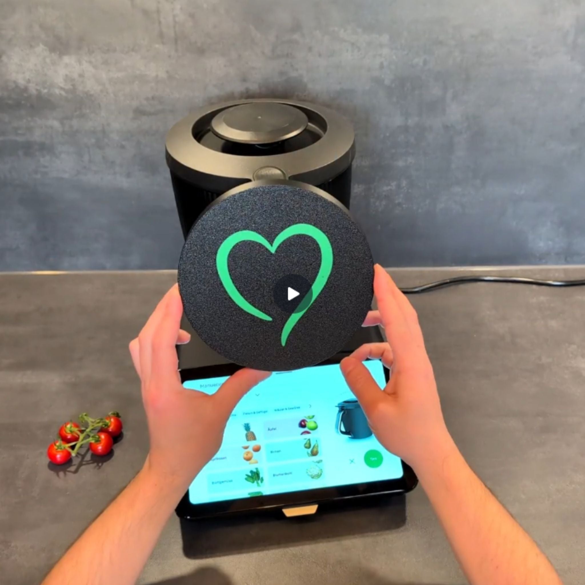 Anwendung der 2-in-1 Wiegeplatte für Thermomix TM7 – Wiegen von Zutaten auf Basis und Mixtopf.