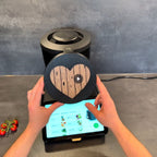 2-in-1 Wiegeplatte Holz Herz für Thermomix TM7 beim Aufsetzen und Wiegen von Zutaten auf Basis und Mixtopf.