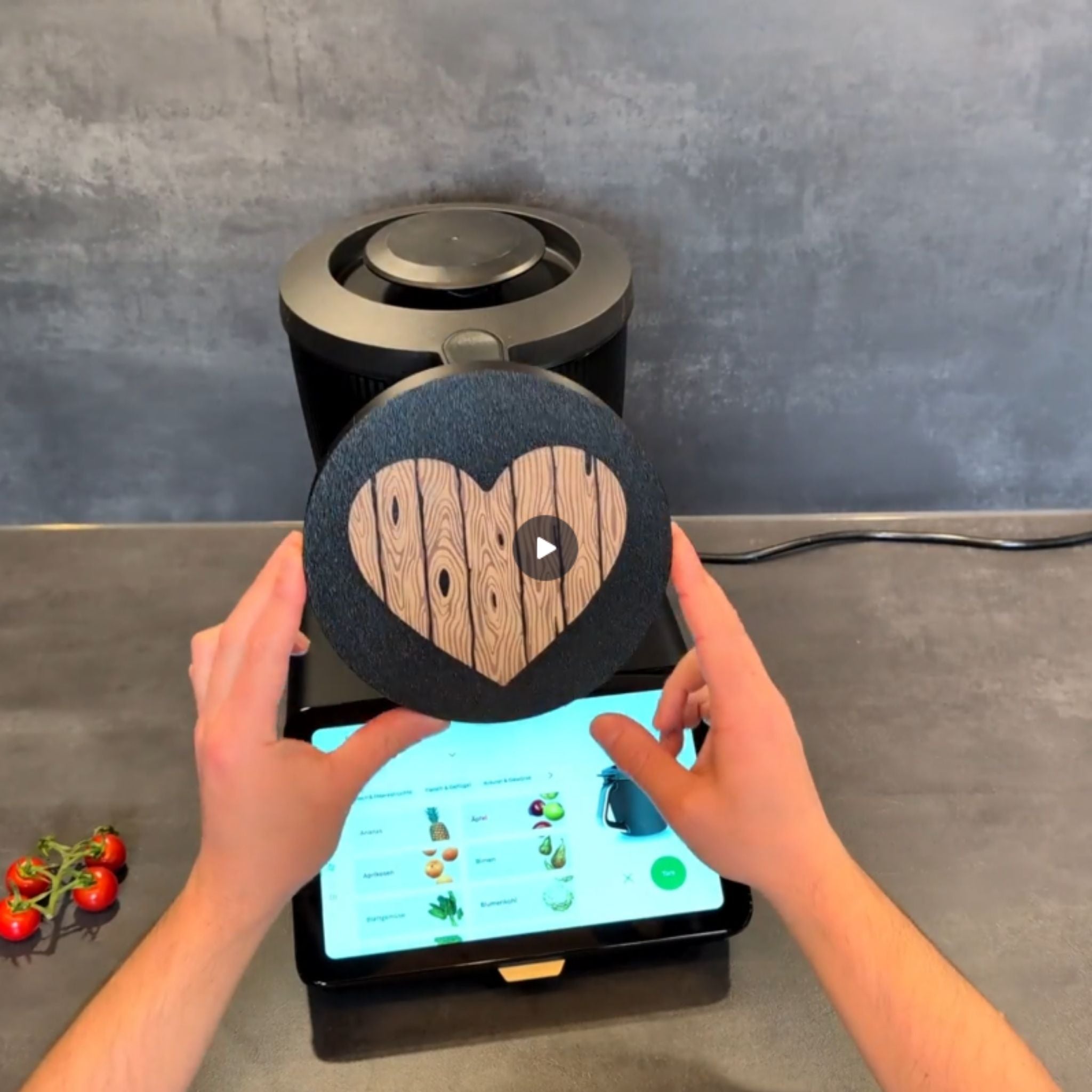 2-in-1 Wiegeplatte Holz Herz für Thermomix TM7 beim Aufsetzen und Wiegen von Zutaten auf Basis und Mixtopf.